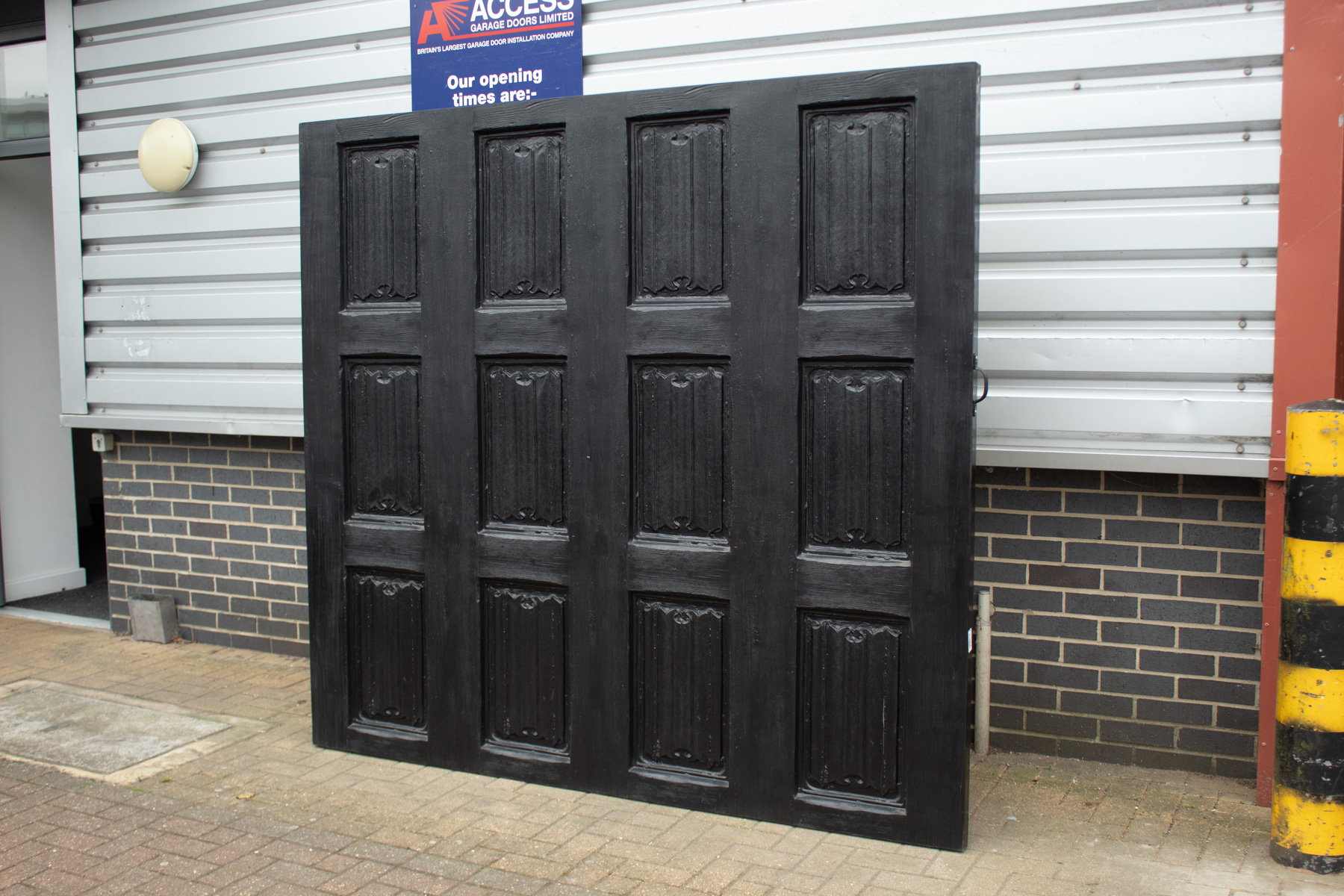 Wessex Tudor Gothic in Black