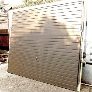 Garador Horizon + 4 point locking Horizontally Ribbed Retractable Garage Door in RAL9005 Black