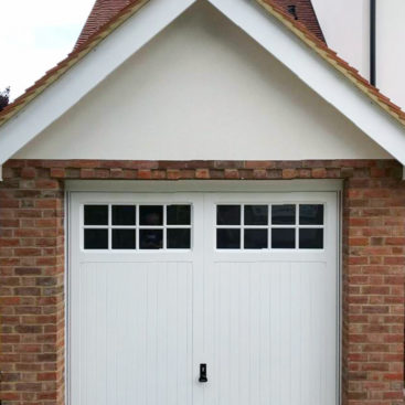 Garador Ashton, Cedar Retractable Door in White