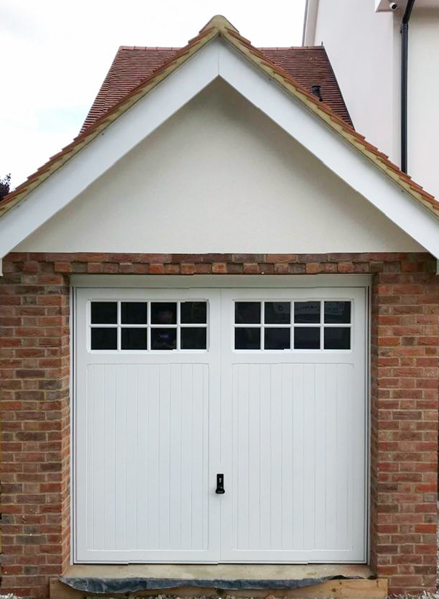 Garador Ashton, Cedar Retractable Door in White