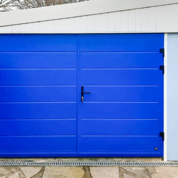 Ryterna Horizontal Medium Ribbed Inslulated Side Hinged Garage Doors in Signal Blue